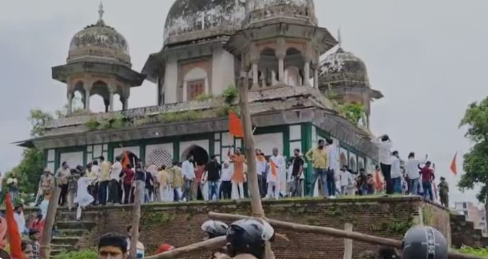 Fatehpur Tomb Controversy