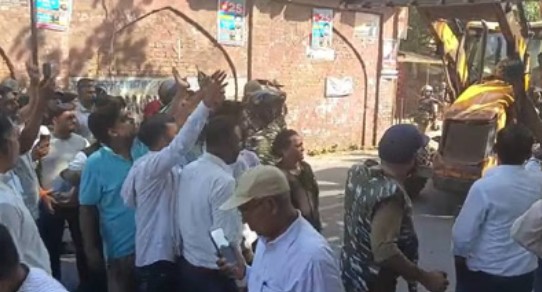 Lucknow Court Clash